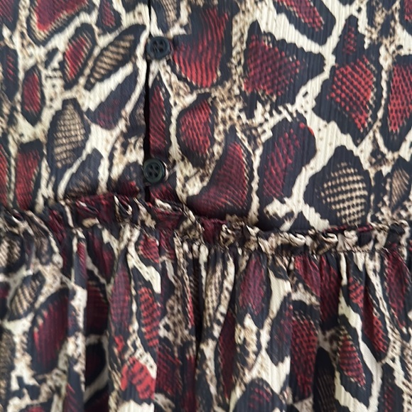 Lightweight fun and flirty short dress. Wear with boots or leggings any season. - Picture 3 of 6